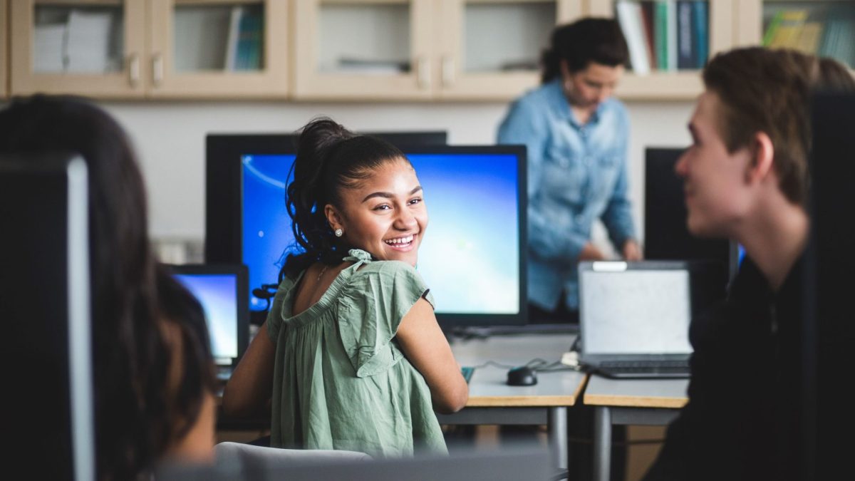 Sorriso lezione computer tecnologia informatica ragazza con sorriso a lezione